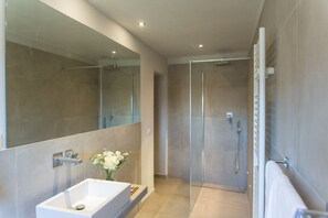 Dusche, Haartrockner, Bidet, Handtücher