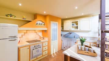 Kühlschrank, Mikrowelle, Ofen, Geschirrspüler