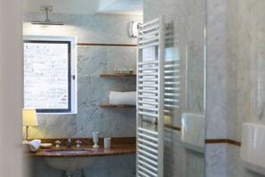 Shower, hair dryer, bidet, towels - Zafferano Rooftop Terrace Tower House 4 pax (San Gimignano)