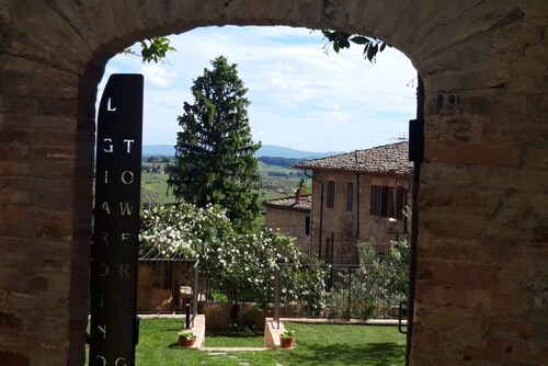 The Tower's Garden- private garden in the heart of town