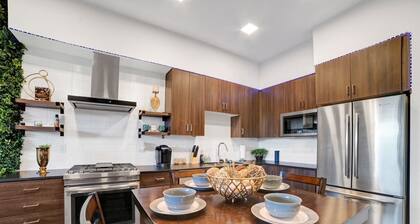 New! Dream Haus w/ private balcony. 10 minutes to Las Vegas strip