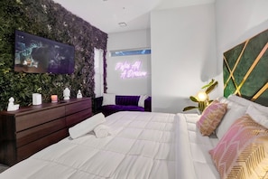 2 عدّة غرف نوم ومكواة/لوح كي وواي فاي وملاءات أسرّة