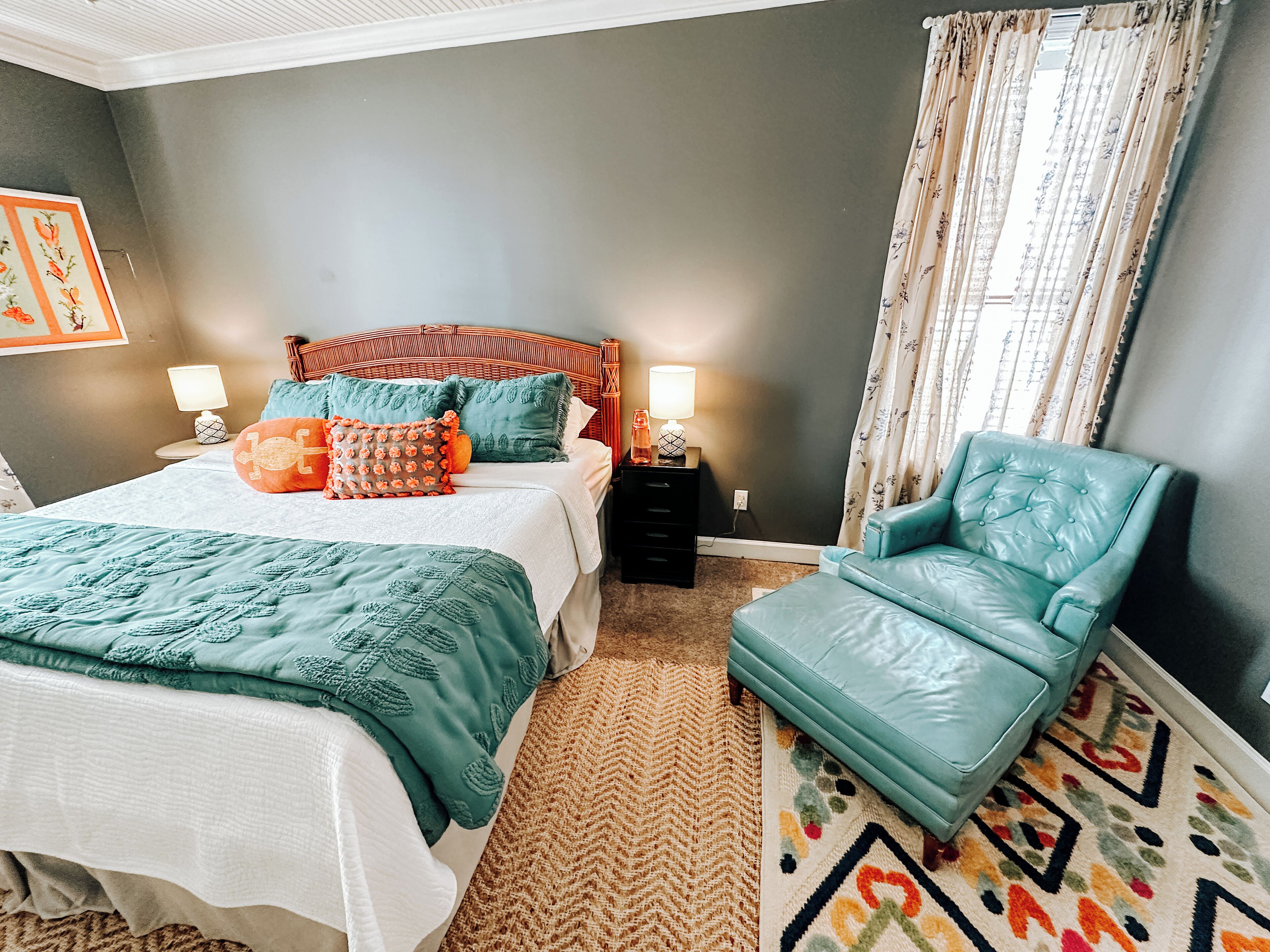 4 bedrooms, desk, iron/ironing board, travel crib