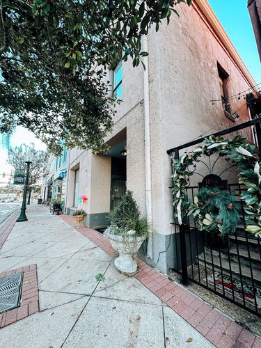 The Loft @ Studio115 a Charming Stay, Sleeps 6, in Downtown Bainbridge, GA