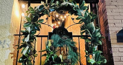 The Loft @ Studio115 a Charming Stay, Sleeps 6, in Downtown Bainbridge, GA