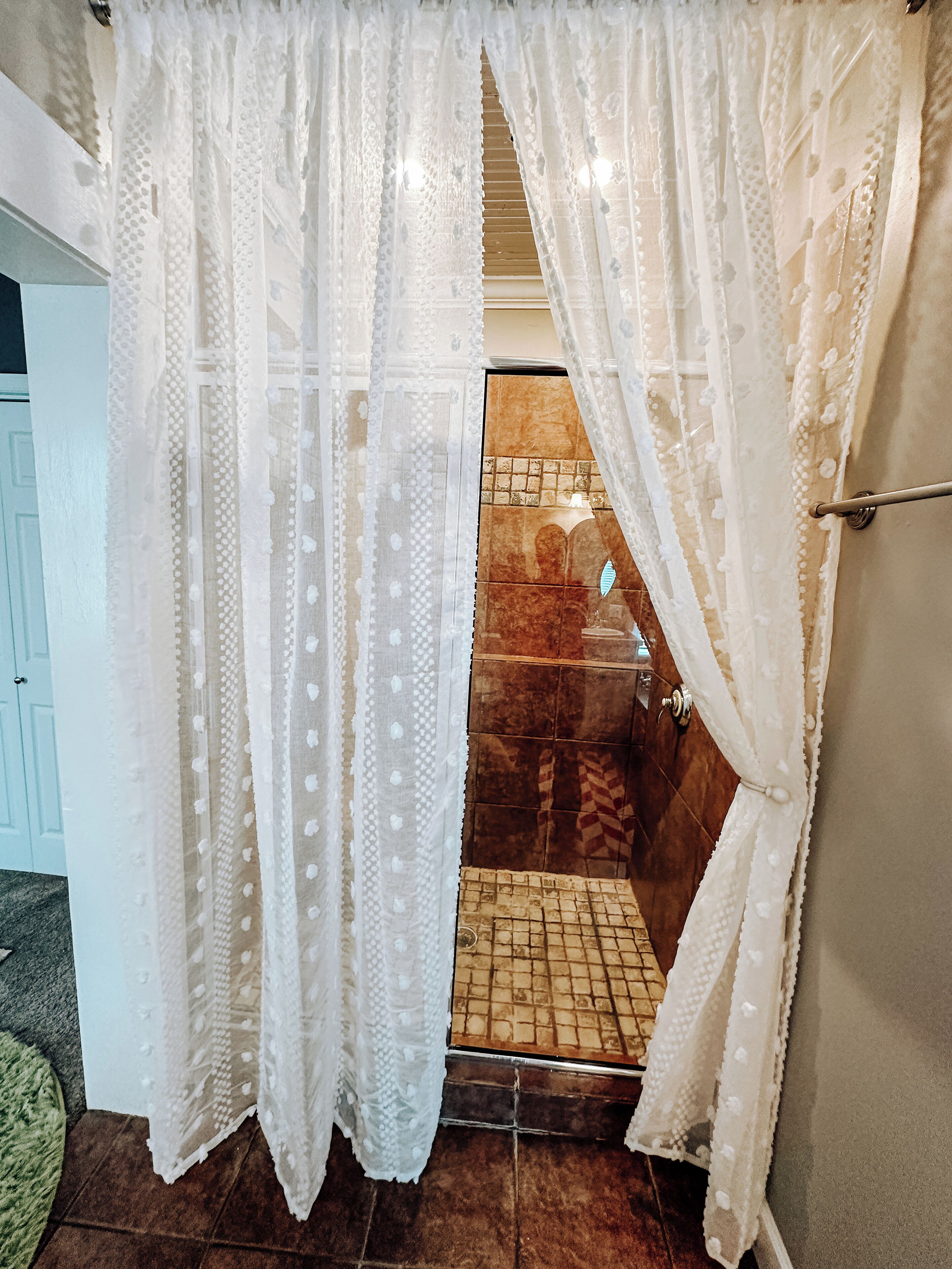 Baignoire à jets, sèche-cheveux, serviettes fournies, savon