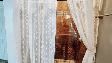 Baignoire à jets, sèche-cheveux, serviettes fournies, savon