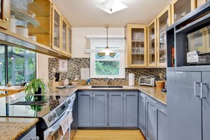 Een koelkast, een microgolfoven, een oven, een kookplaat