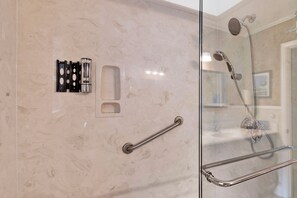 Douche, sèche-cheveux, serviettes fournies, savon