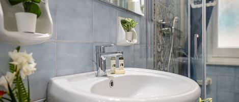 Dusche, Haartrockner, Bidet