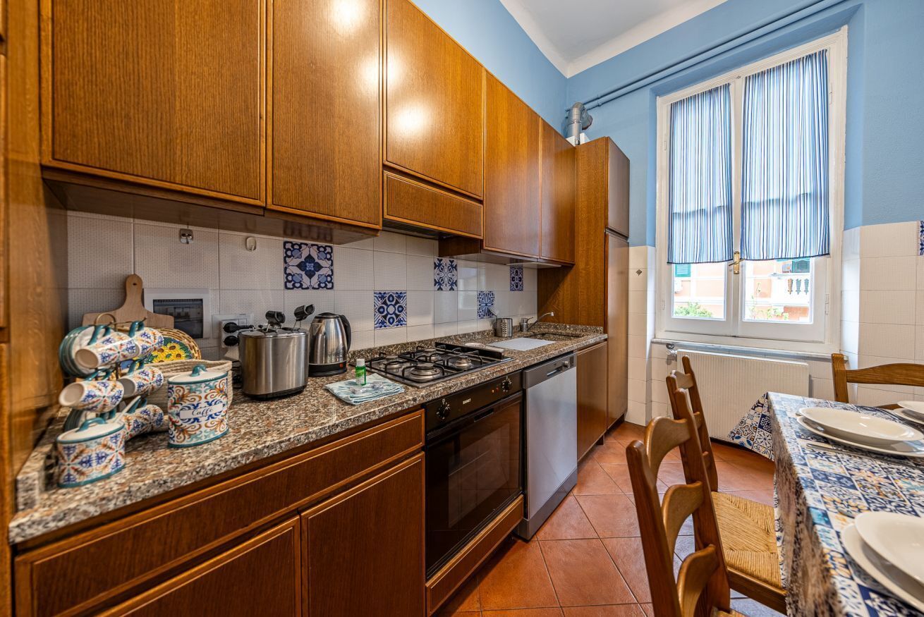 Frigorifero, forno, piano cottura, lavastoviglie