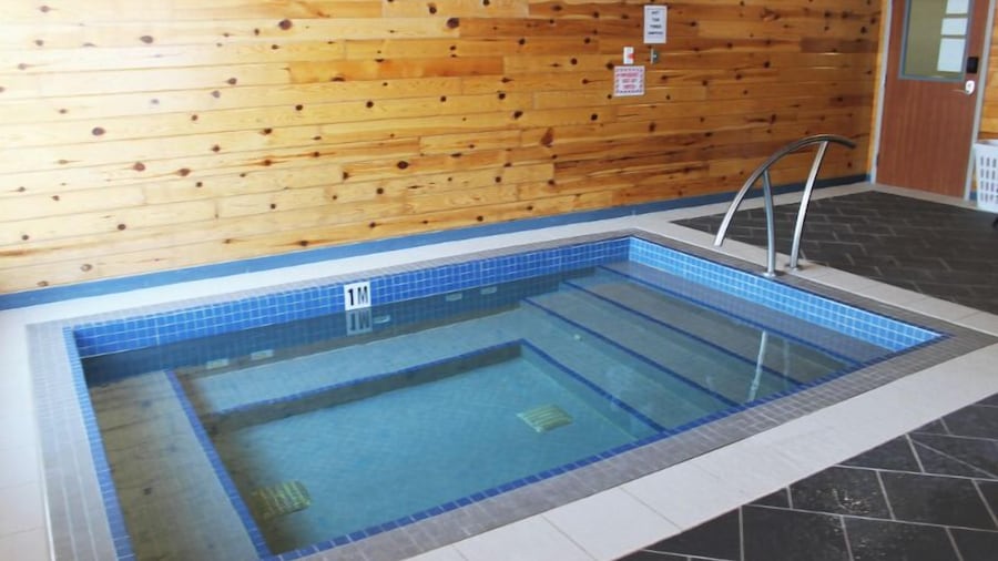 Roadhouse 52 Inn & Suites