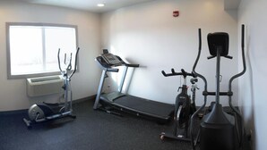 Ein Fitnessraum mit Laufband, Crosstrainer und Ergometer.