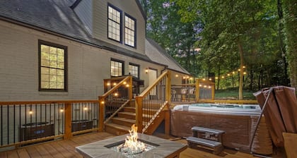 Large Upscale Paris Mountain Home with a Hot Tub