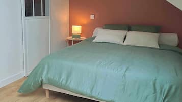1 bedroom, desk, WiFi, bed sheets
