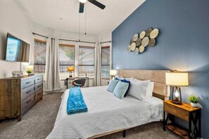 3 bedrooms, desk, iron/ironing board, travel cot - The Austin Oak! Single level 3 bedroom charmer!

 (Austin)