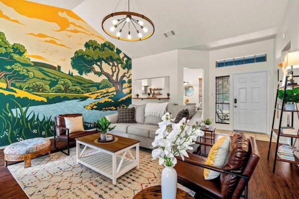 Smart TV, books - The Austin Oak! Single level 3 bedroom charmer!

 (Austin)