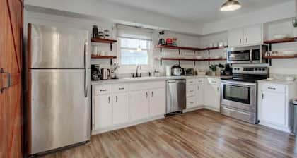 Single-Story Charmer! 5BR! Pet Friendly Getaway