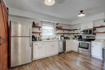 Single-Story Charmer! 5BR! Pet Friendly Getaway

