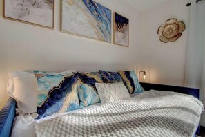 5 habitaciones, escritorio y tabla de planchar con plancha 