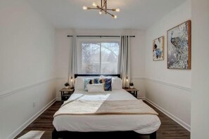 5 habitaciones, escritorio y tabla de planchar con plancha 