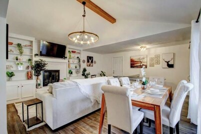 Single-Story Charmer! 5BR! Pet Friendly Getaway
