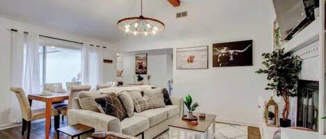 Smart-tv, een tafeltennistafel en boeken