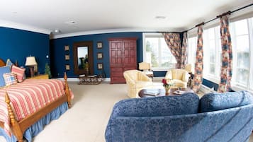 Een bureau, een strijkplank/strijkijzer, reisbedje, beddengoed