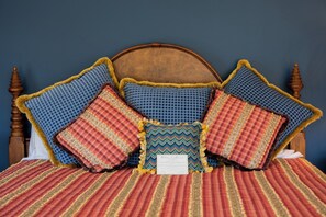 Schreibtisch, Bügeleisen/Bügelbrett, Reisekinderbett, Bettwäsche