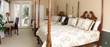 Escritorio, tabla de planchar con plancha, cuna de viaje y ropa de cama