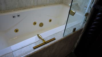 Jetted tub, hair dryer, towels