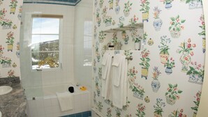 A bathroom with a bathtub, a window, and a sink. - Keyah Grande - France (Pagosa Springs)