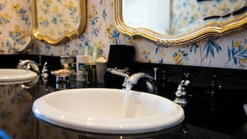 Jetted tub, hair dryer, towels