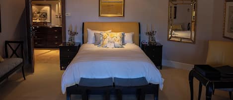 Escritorio, tabla de planchar con plancha y ropa de cama