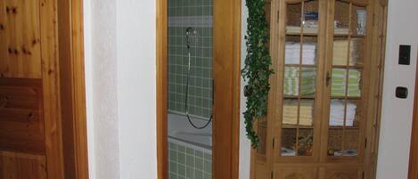 Séchoir à cheveux, serviettes fournies, savon, shampooing