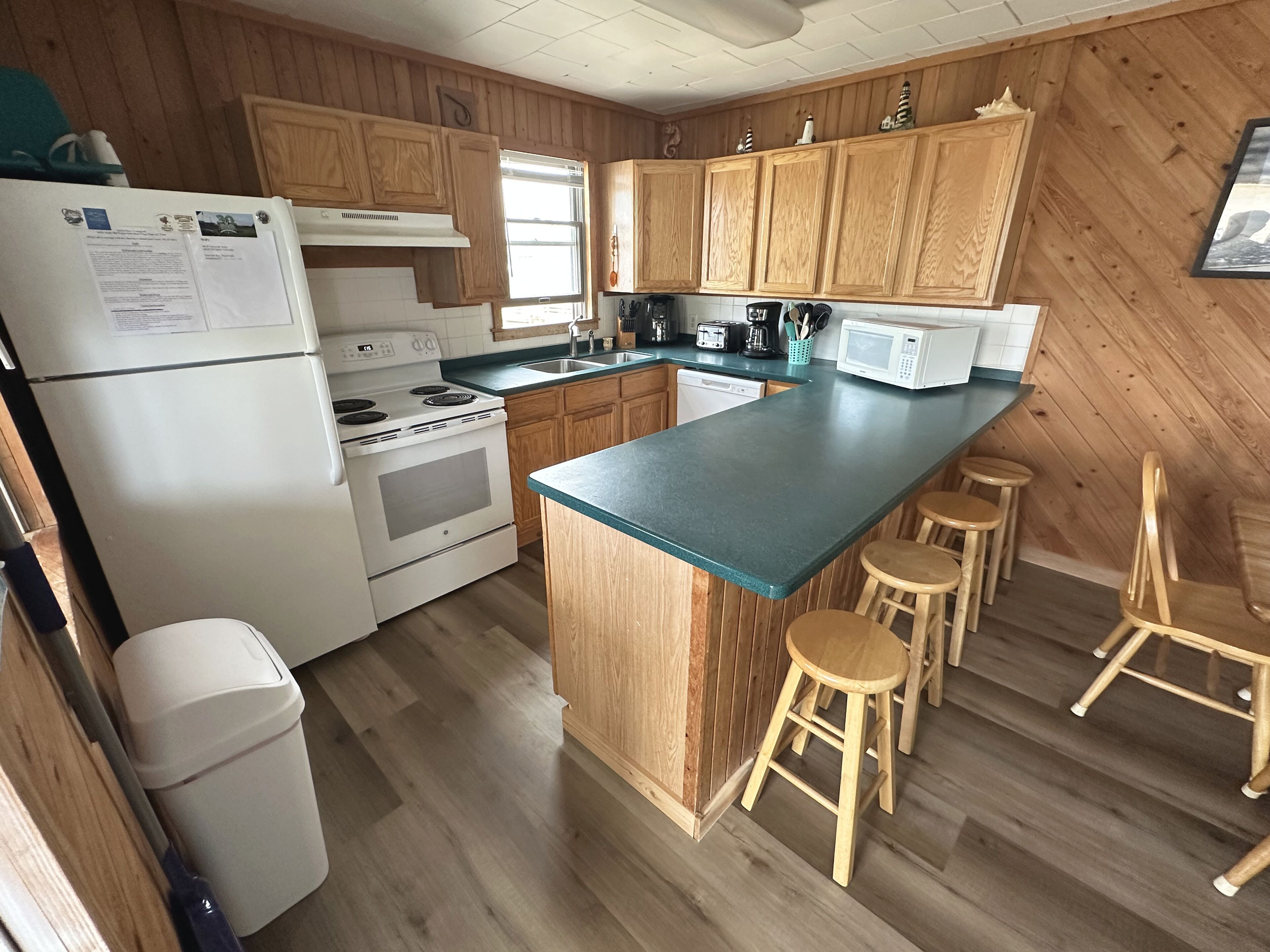 Coffee/tea maker, fridge, microwave, oven