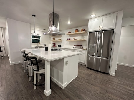 Fridge, microwave, oven, coffee/tea maker. Beautiful and comfortable House in Garland TX