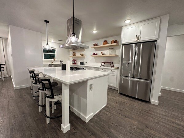 Refrigerador, microondas, horno, cafetera/tetera