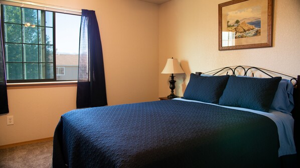 3 bedrooms, iron/ironing board, WiFi, bed sheets - The Cozy Condo - Centrally Located 3 Bedroom in the Heart of Missoula! (Missoula)