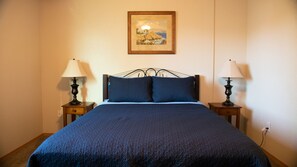 3 bedrooms, iron/ironing board, WiFi, bed sheets - The Cozy Condo - Centrally Located 3 Bedroom in the Heart of Missoula! (Missoula)