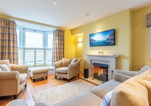 Smart TV, DVD player - A peaceful retreat for 12 by the sea - incredible coastal luxury (Newport)