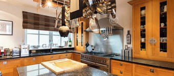 A peaceful retreat for 12 by the sea - incredible coastal luxury