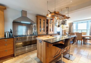 Fridge, microwave, oven, dishwasher - A peaceful retreat for 12 by the sea - incredible coastal luxury (Newport)