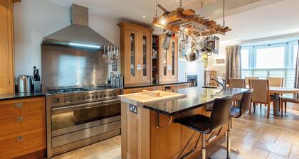 A peaceful retreat for 12 by the sea - incredible coastal luxury