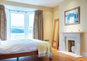 5 bedrooms, iron/ironing board, travel cot, free WiFi - A peaceful retreat for 12 by the sea - incredible coastal luxury (Newport)