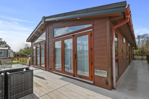 Studio | 3 bedrooms - Cormorant - Luxury Lodge Close to the Beach (Tenby)