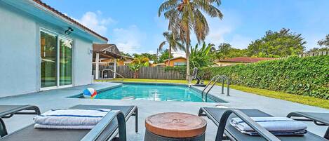 حمّام سباحة خارجي