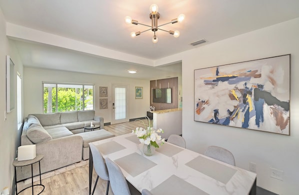 Interior - Sunny Miami Stay • Pool • BBQ • Centrally Located • Perfect for Families/Groups (Miami Shores)