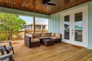 Terrace/patio - Coastal Vibe for 12 : Ocean V: Bikes: Pet Friendly: Amenities: Comfort & Style (Dauphin Island)