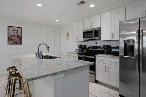 Brand new*Walk to Graceland*Sleeps 10*